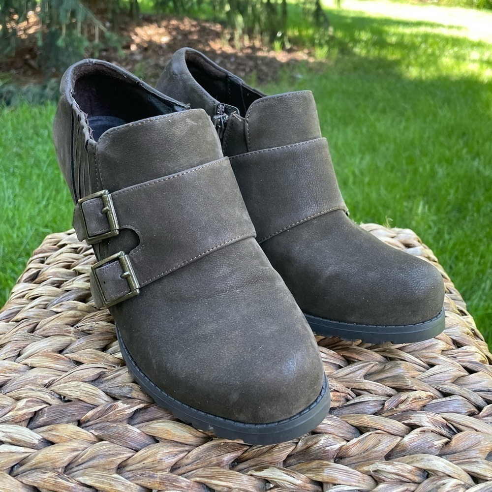 Very Cherry Taupe Suede Double Buckle Ankle Booties Sz 8.5 Block Heel Moto Style - Picture 2 of 8